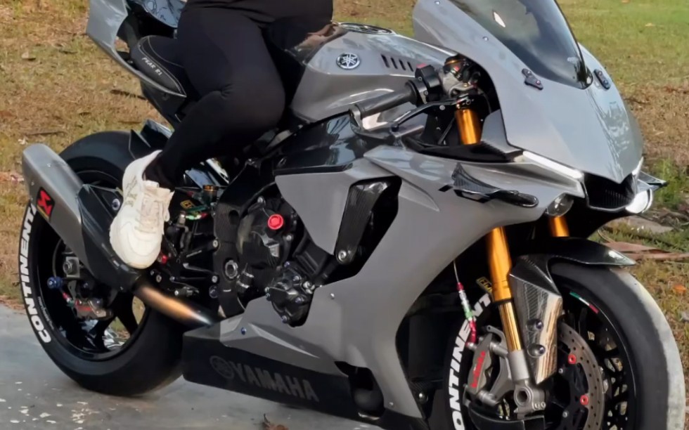 泰国女网红金吉娜雅马哈r1