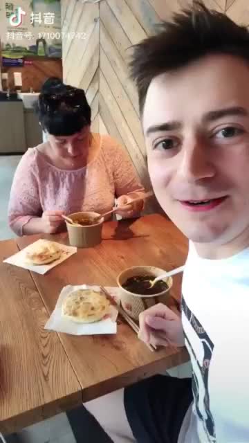 伏拉夫已删视频俄罗斯带孝子伏拉夫强迫自己不能吃辣的母亲吃变态辣