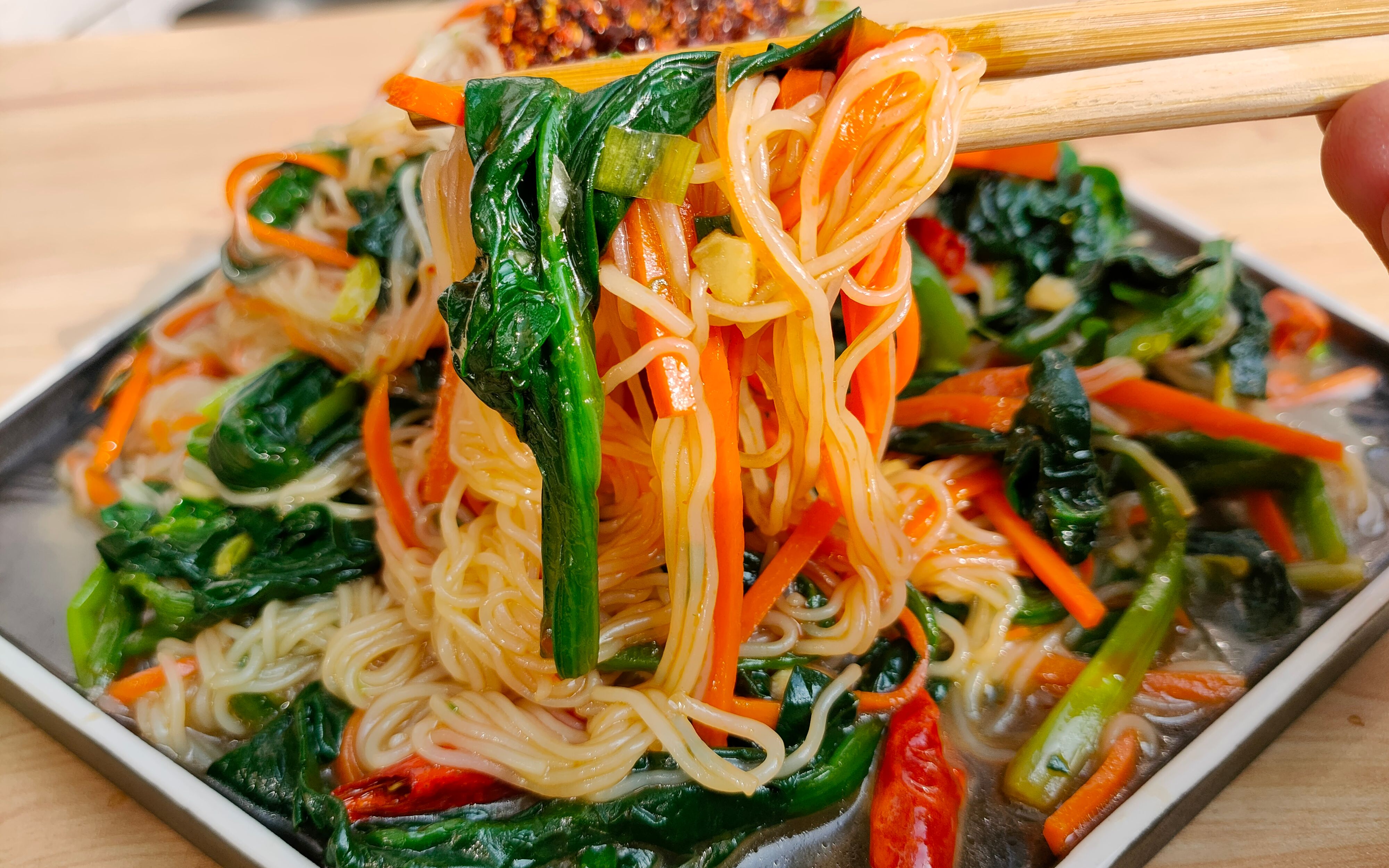 大鱼大肉吃腻了试试这道,家常小凉菜"菠菜拌粉丝",清爽开胃,简单好学