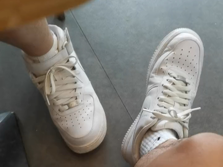 和体育生室友穿一样的鞋子.