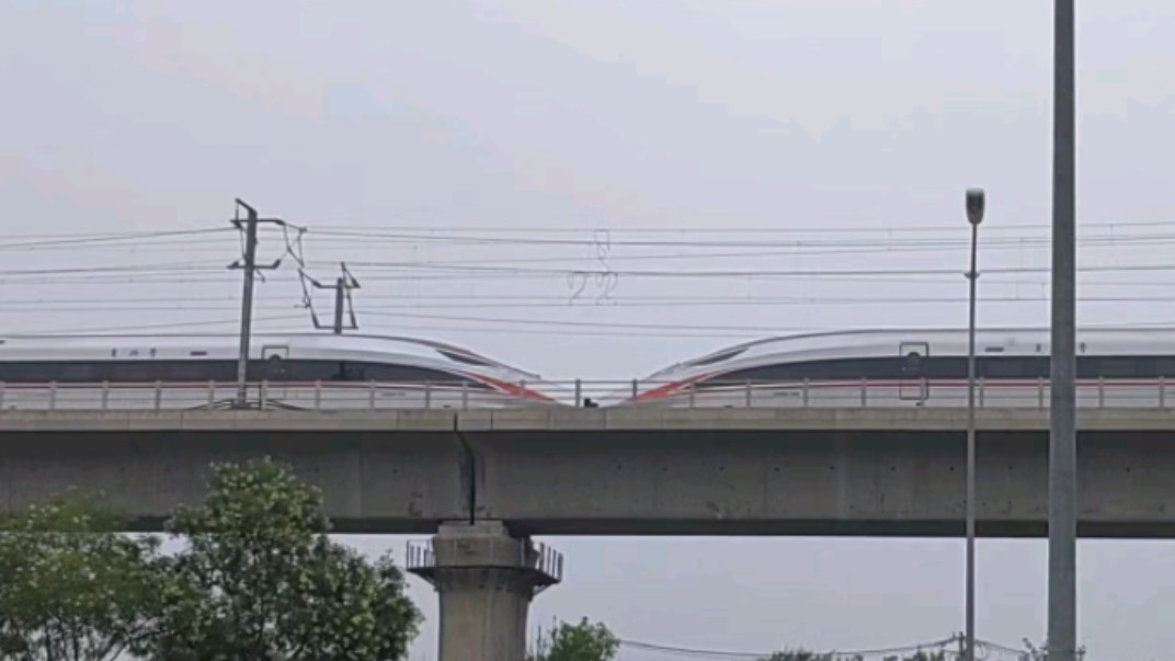 【中国铁路】g93次列车上跨北京地铁十四号线园博园站