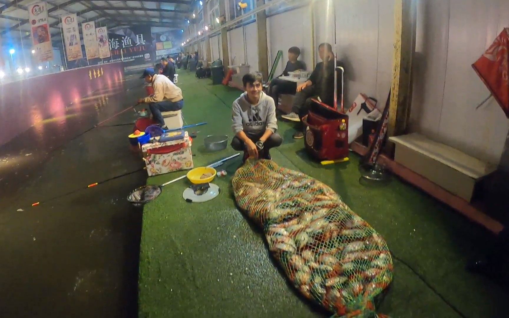 室内钓鱼550票第二天,疯狂上鱼2小时拿下坑冠!