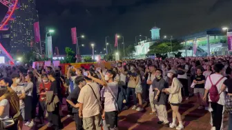 Скачать видео: 场内两万人，场外八万人｜周杰伦香港站首场最后一曲｜七里香｜中环海滨场外人潮实录