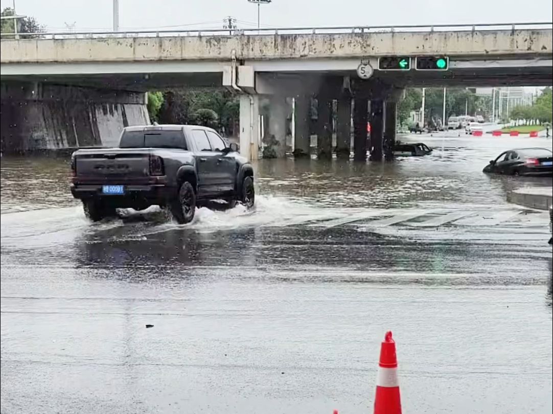 [图]请勿强行通过涉水路段！