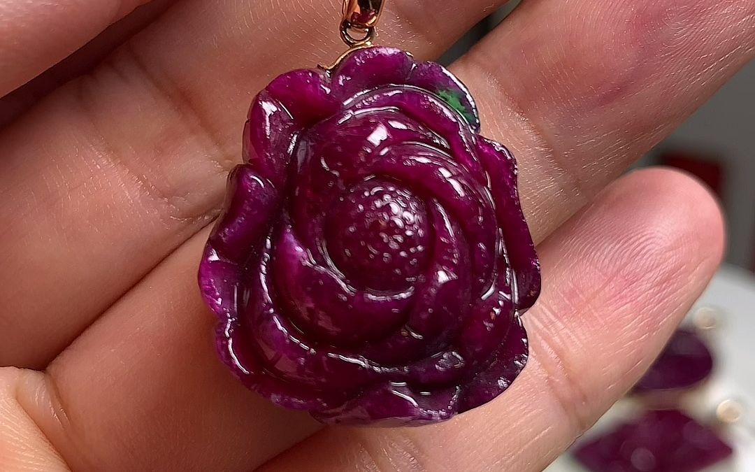 红绿宝--红宝石与绿宝石的共生矿稀有的双色宝石,产自缅甸深红果绿的