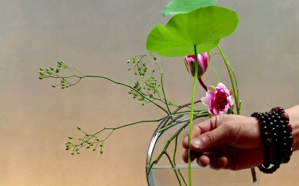 [图]飞萤照水惊鱼跃，露滴荷心动细香。