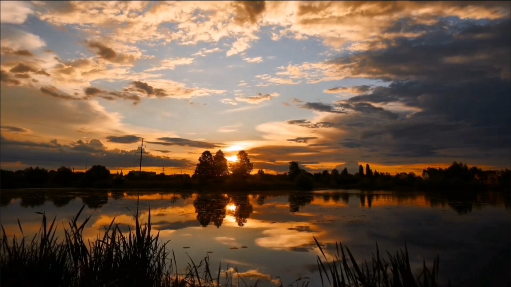 晚风轻轻吹过,夕阳静静落下,伴着蝉鸣,一起沉溺夏日的幻梦