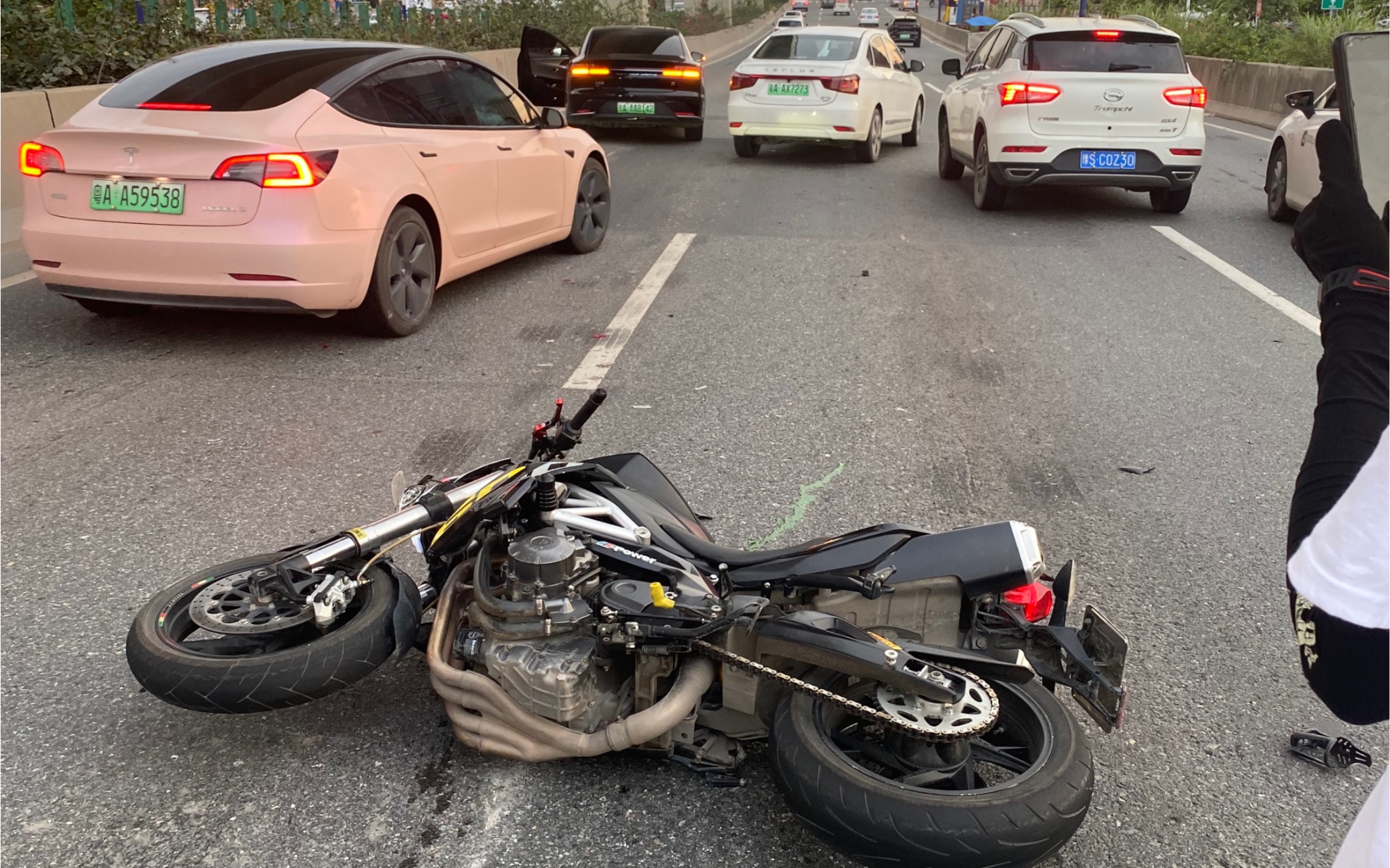 前方堵车,慢慢左转,被后面超速摩托车撞到,被判全责,合理吗,而且属于