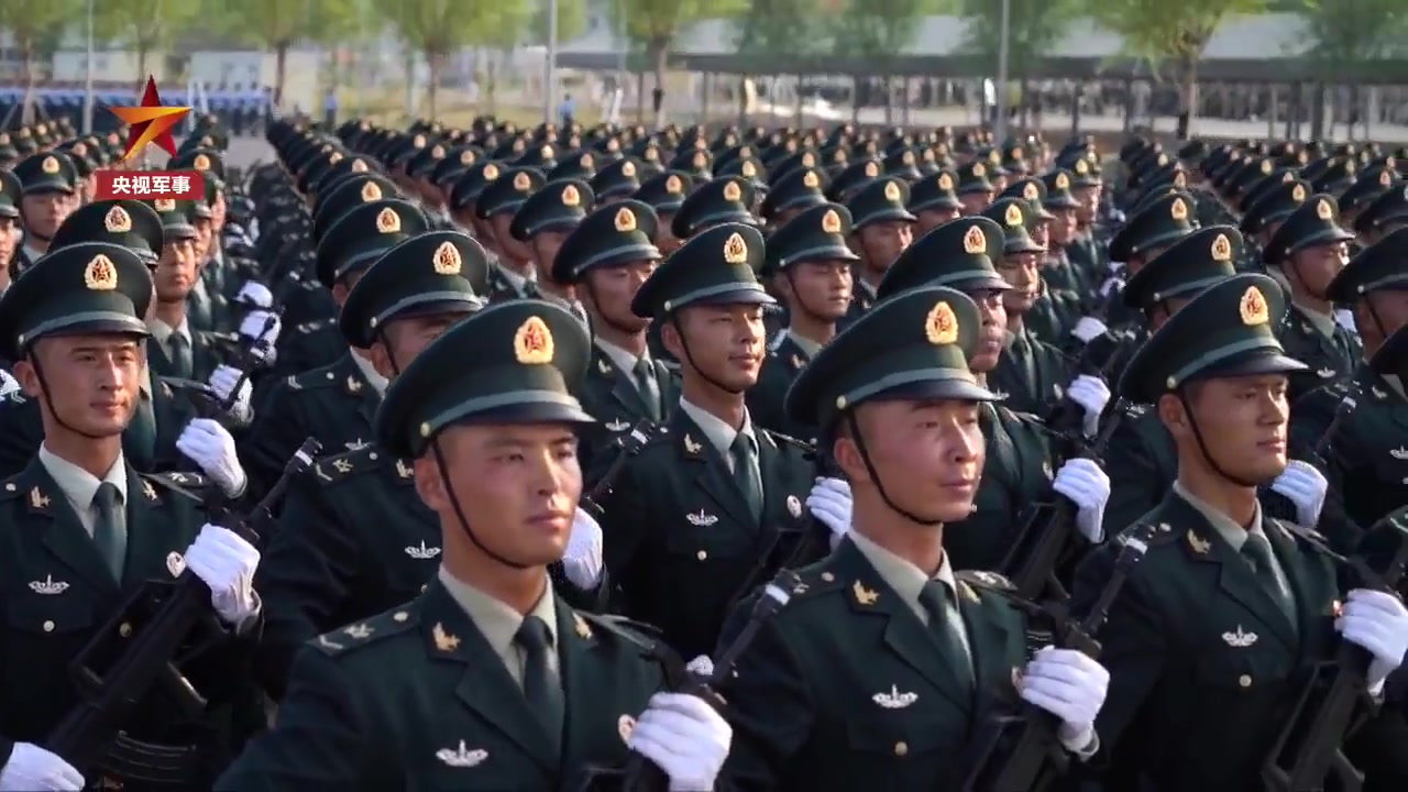 [图]【阅兵大盘点】历年阅兵回顾&女兵飒爽英姿&阅兵训练场合唱《我和我的祖国》超燃！