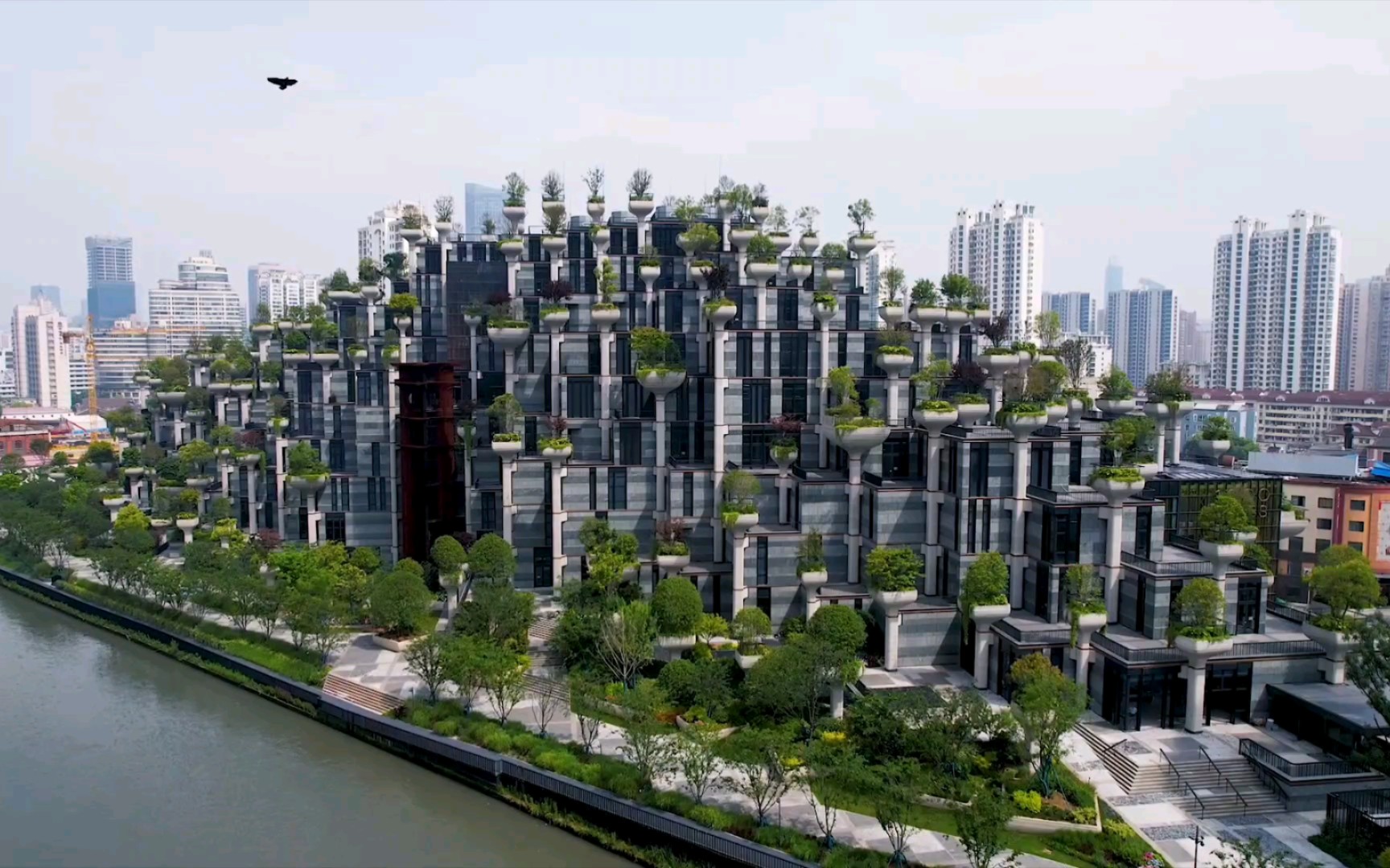 大疆air2s航拍的上海网红建筑巴比伦空中花园天安千树