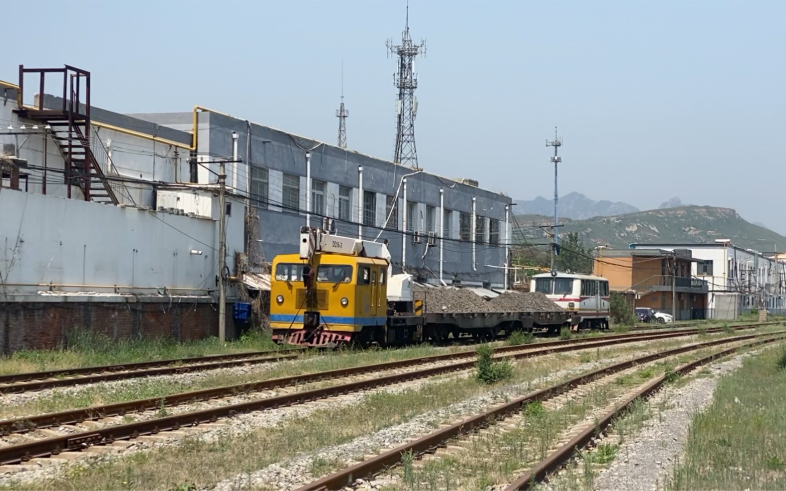 【秦皇岛地方铁路】dq16-3与gc160秦岭轨道车通过杜庄站_哔哩哔哩