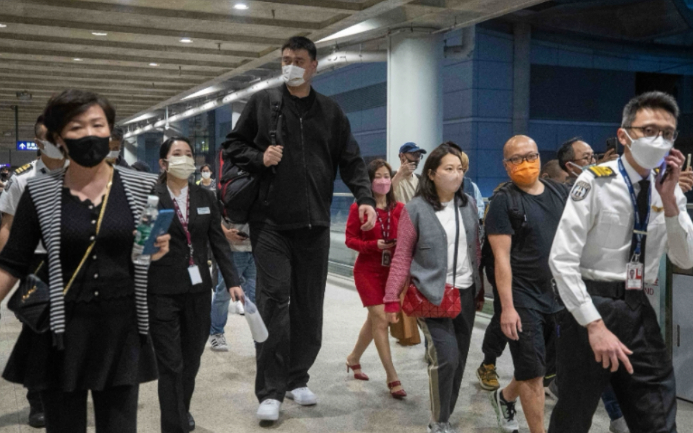 姚明压阵!中国男篮抵达香港备战世预赛!香港球迷热烈欢迎!哔哩哔哩bilibili