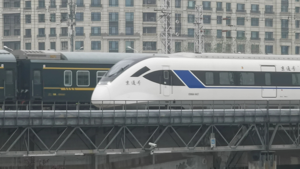 北京局crh6a"京通号"动车组担当的乔庄东-北京西s110次市郊列车通过东