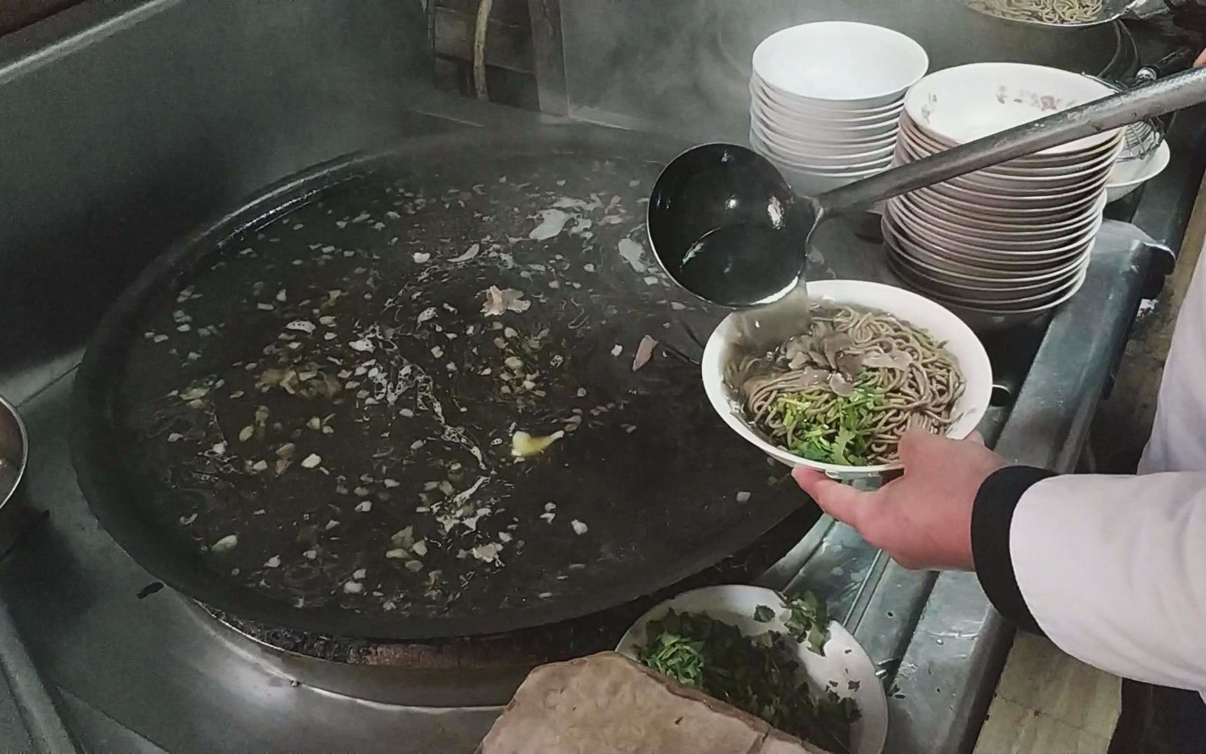 石家庄火爆30年的牛肉饸饹面,黑乎乎的卖相极差,真有那么好吃?哔哩哔哩bilibili