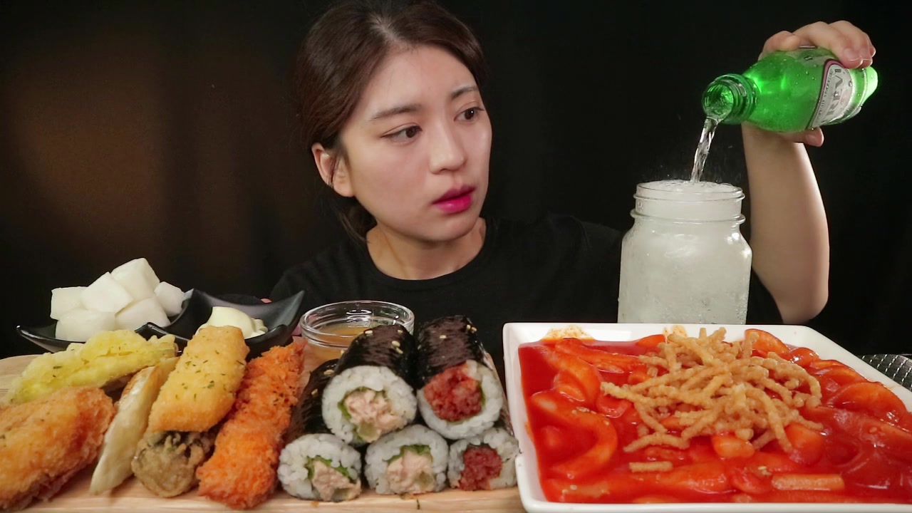 韩国吃播小姐姐mukderella调味炒年糕 小紫菜饭团 炸物