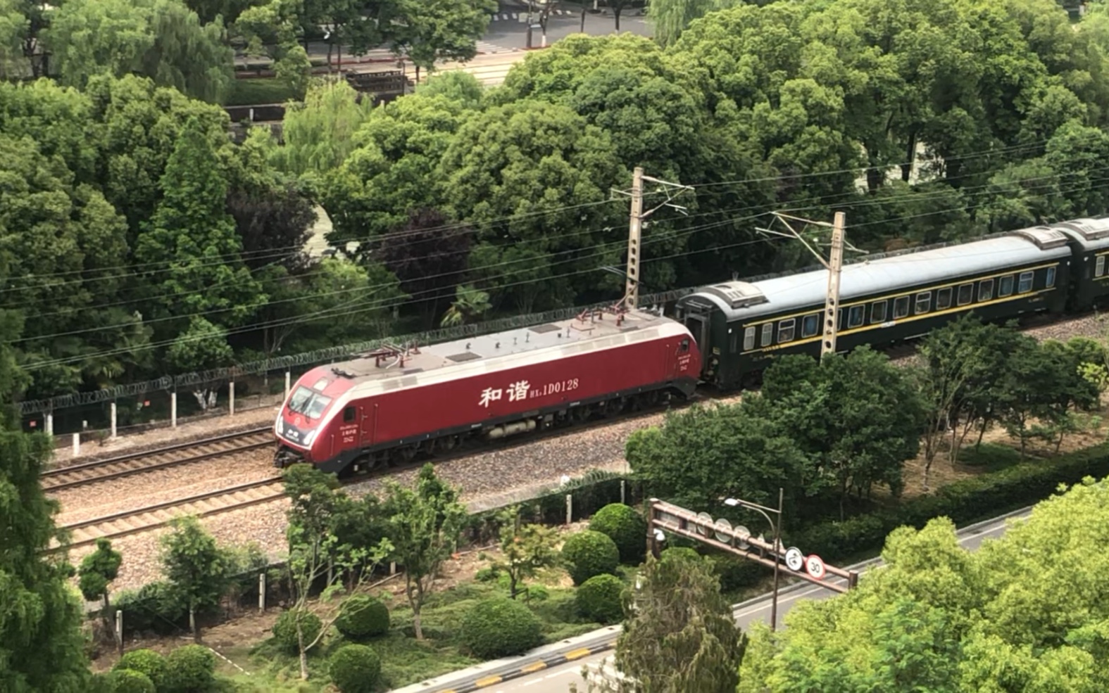 上局沪段 hxd1d-0128牵引旅客列车通过嘉兴市区-175