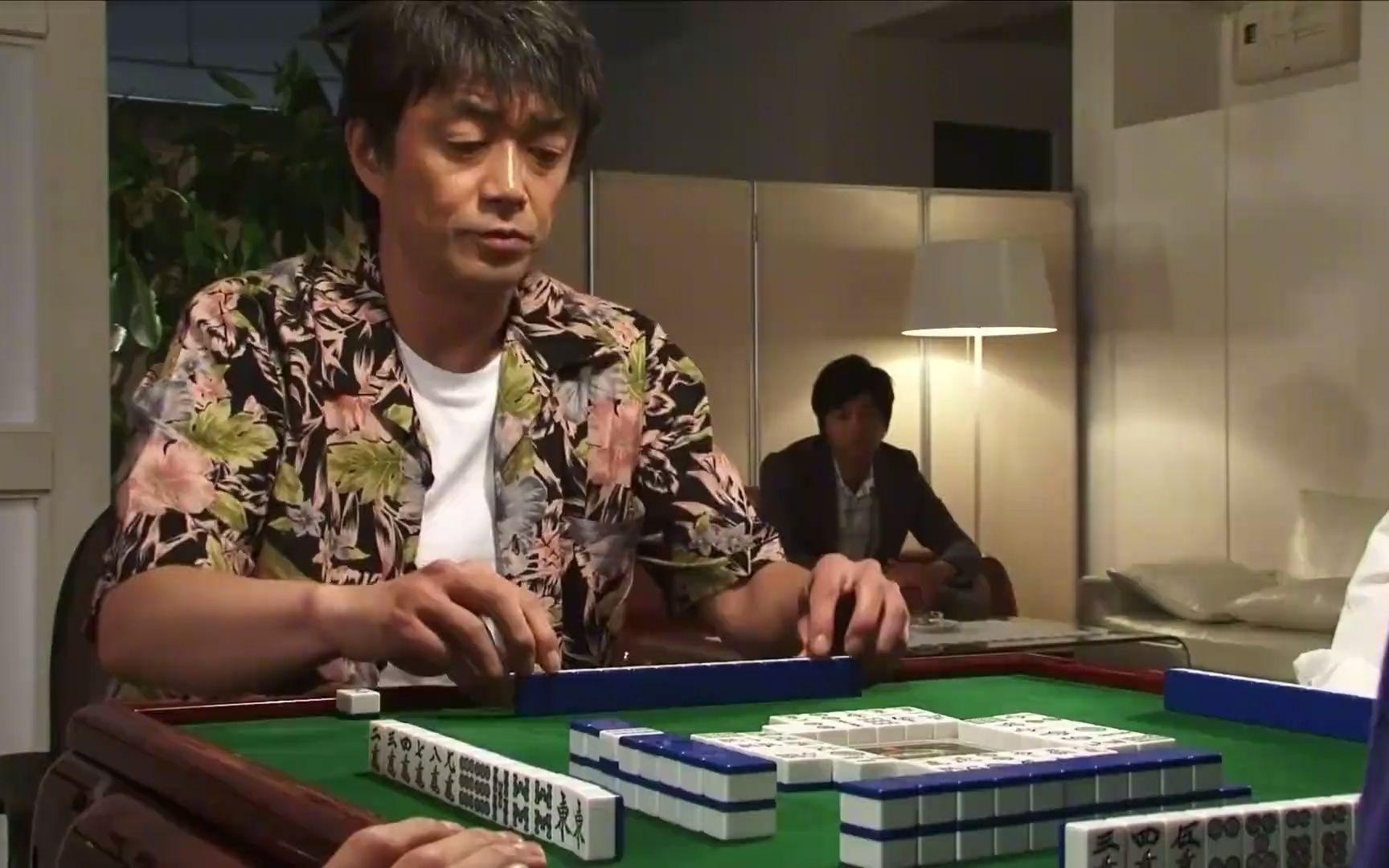 这个男人背着老婆拿走家里所有存款,竟去打麻将,好在运气还不错