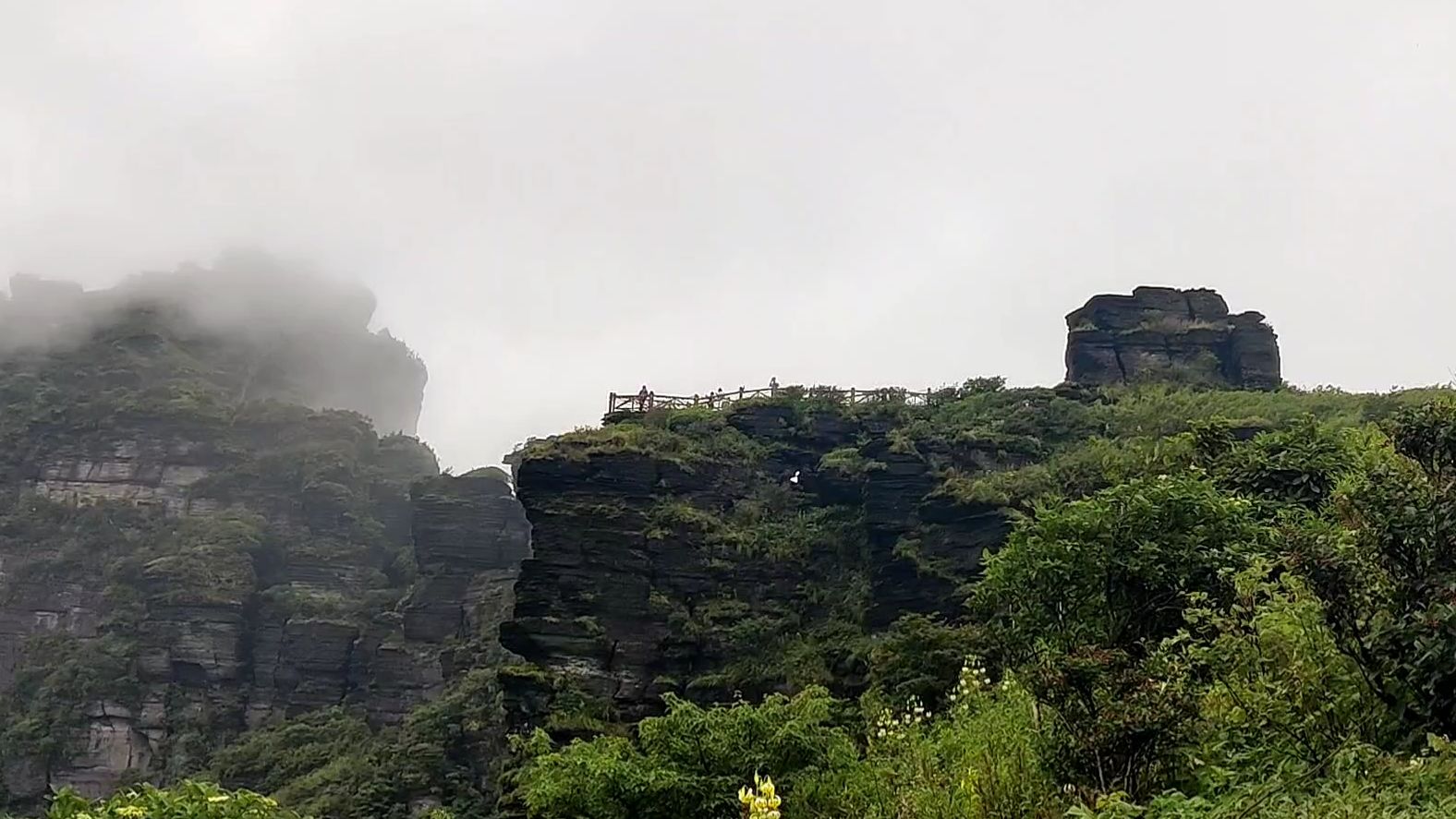 登上云雾缭绕的梵净山&吃到铜仁特色牛肉粉啦! | 小joy的游记09