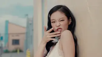 Descargar video: JENNIE新歌中字来啦!! 241011 JENNIE ' MANTRA ' mv重磅登场