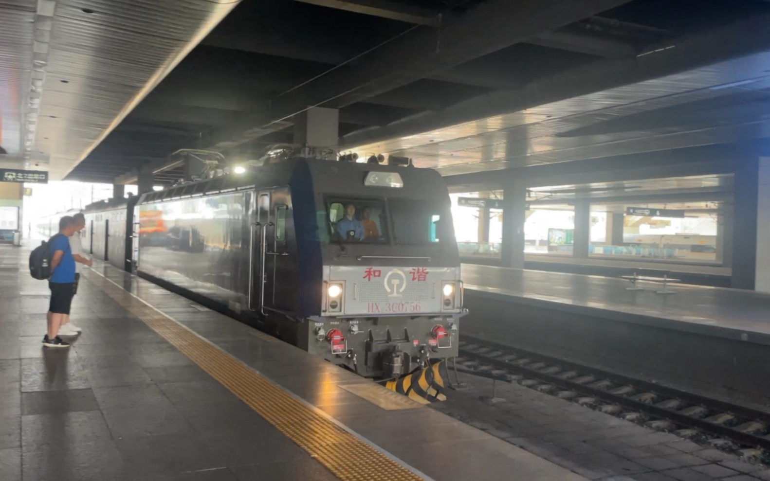 沈局沈段hxd3c0756牵引南宁-长春的k2287次快速列车进入天津站停车