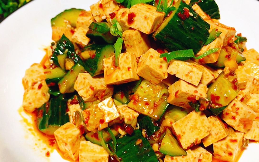 这才是豆腐拌黄瓜最简单快速的做法,吃一口香辣爽口又解腻,收藏