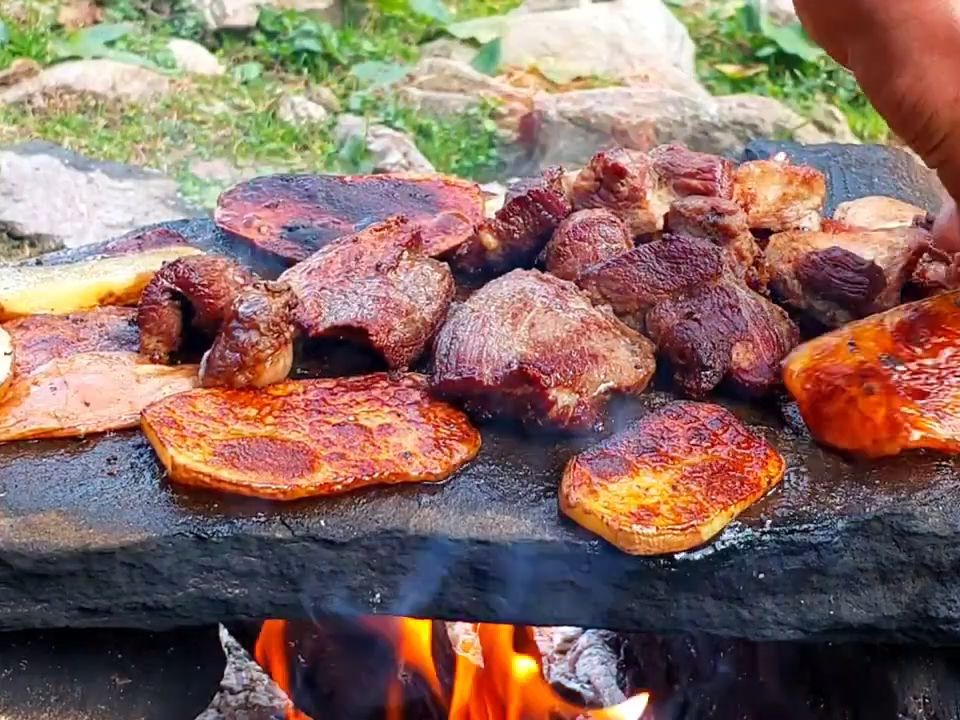 野外露营,享受一顿不一样的户外烧烤,简直不要太棒!(户外烹饪)