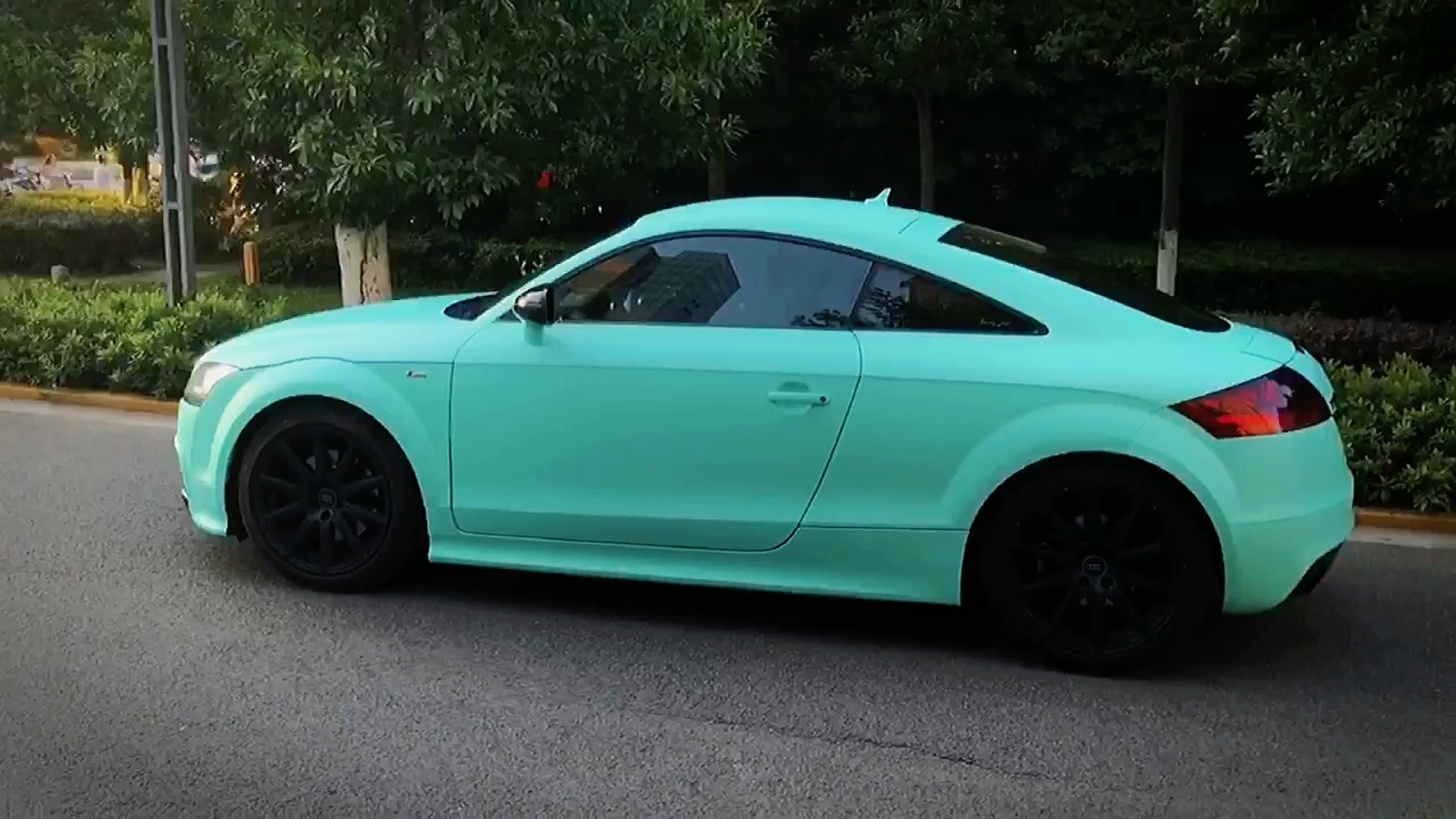 奥迪tt车身改色贴膜,消光蒂芙尼,女生一般都无法抗拒的颜色,质感非常