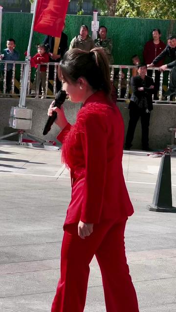 《军民大生产》 后面两段没拍好,今天就呼嗨一段吧…… @草根歌手辽辽