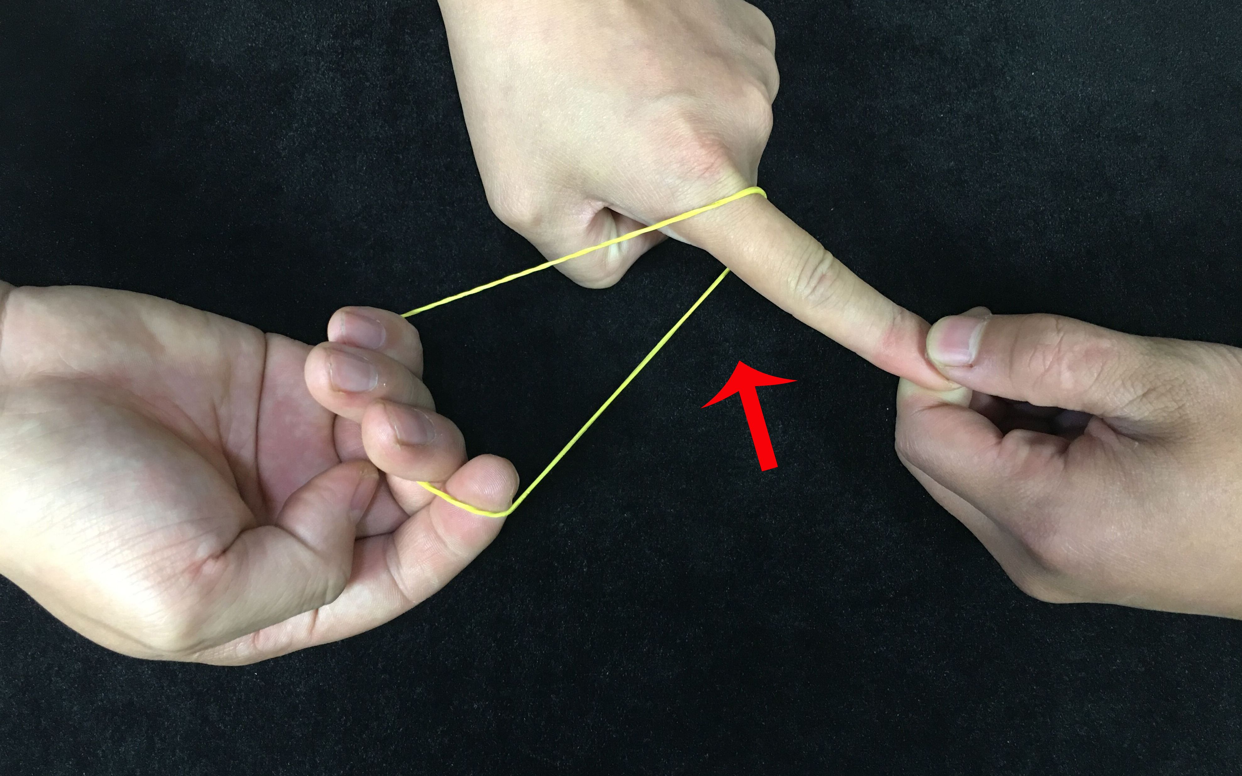 魔术揭秘:橡皮筋直接穿越手指,皮筋却完好无损?