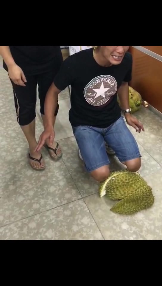 被老婆罚跪榴莲看到都觉得好痛啊