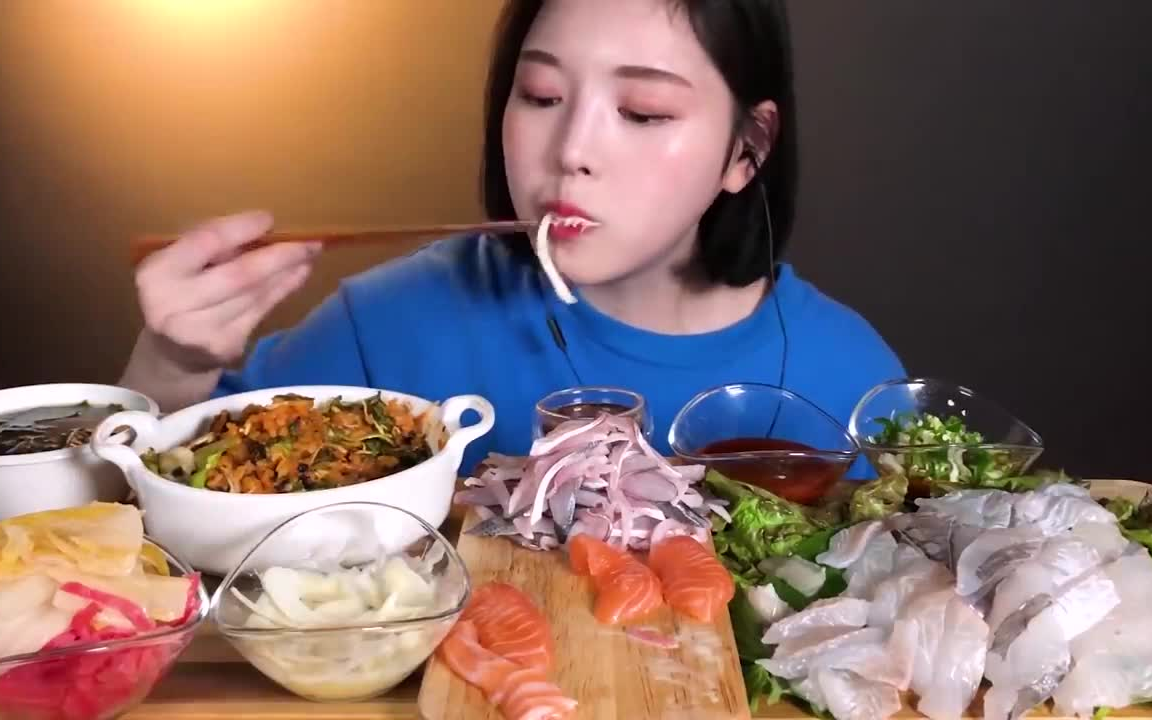 韩国吃播boki中文字小姐姐一如既往地大口吃东西太享受了