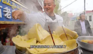 Video herunterladen: 新疆街头小吃羊杂7元/份，撒上调料站路边开吃，每天2小时就卖光了