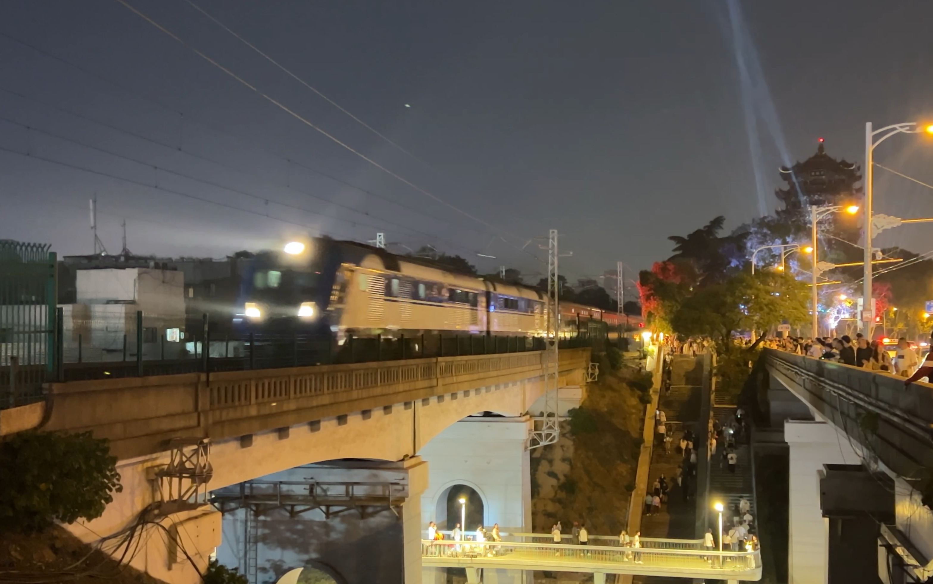 京武天王驾到!京广王牌z38次列车通过