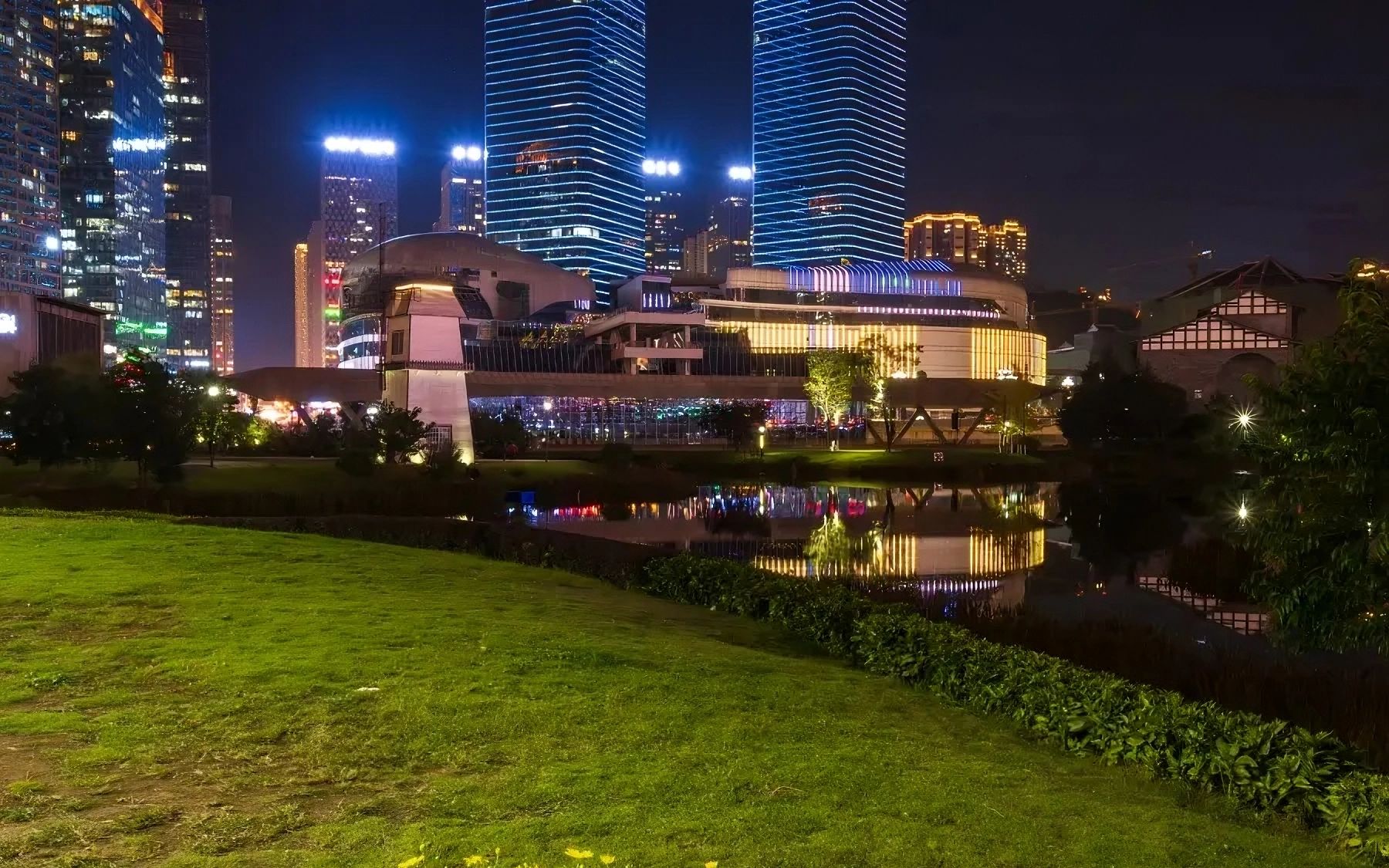 贵阳城市花果园湿地公园夜景灯光 湖面城市建筑倒影