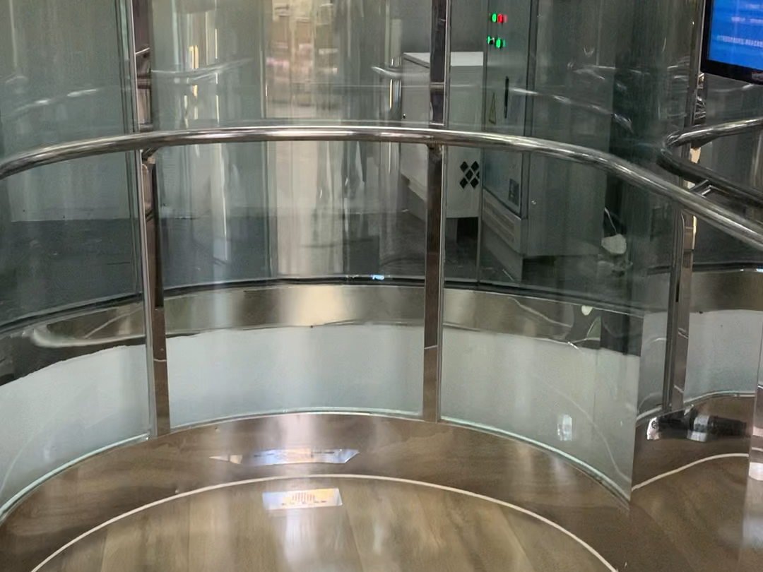 长春红星美凯龙中厅的观光电梯