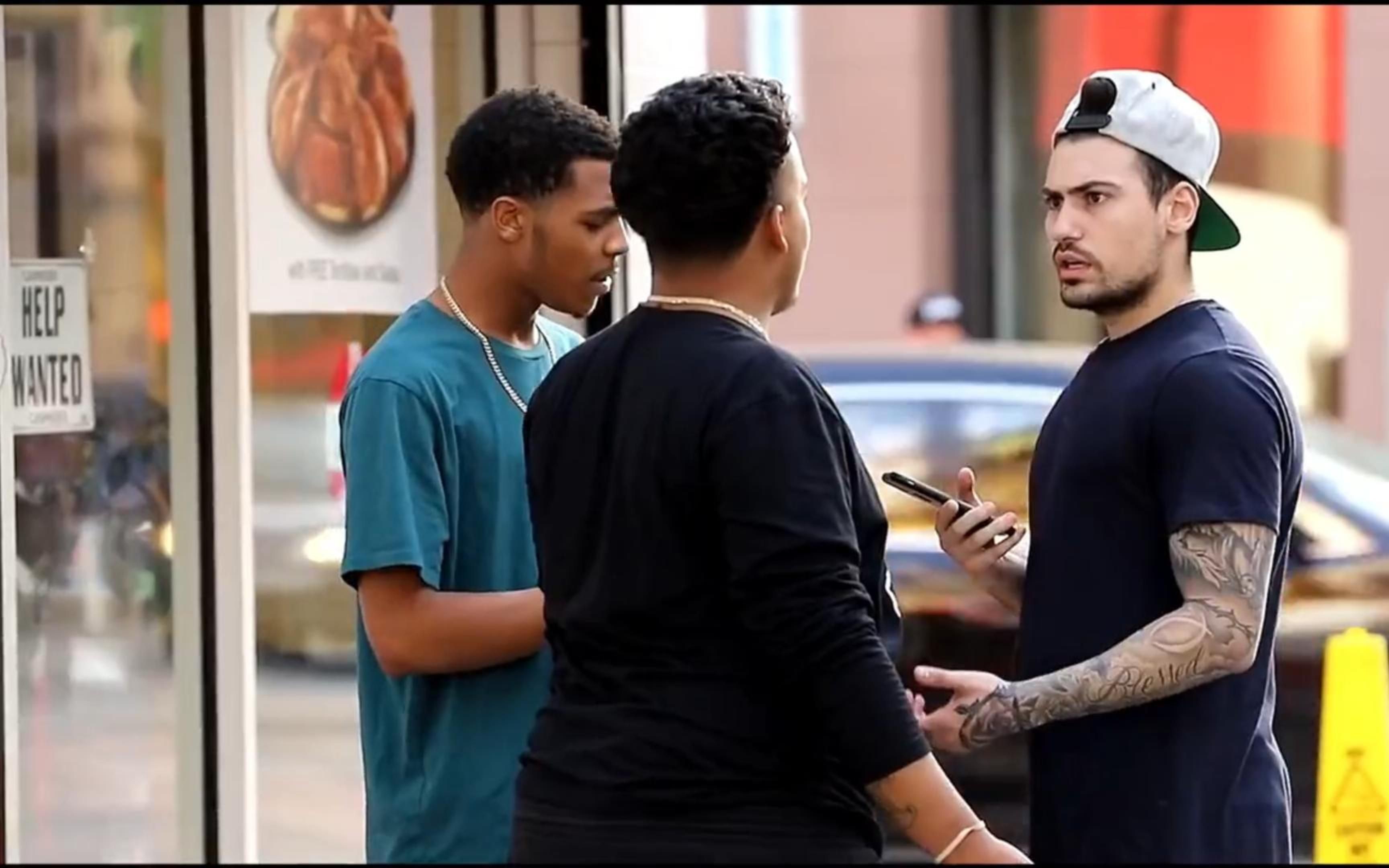 国外整蛊恶搞用路人手机进行违法交易差点咚咚锵