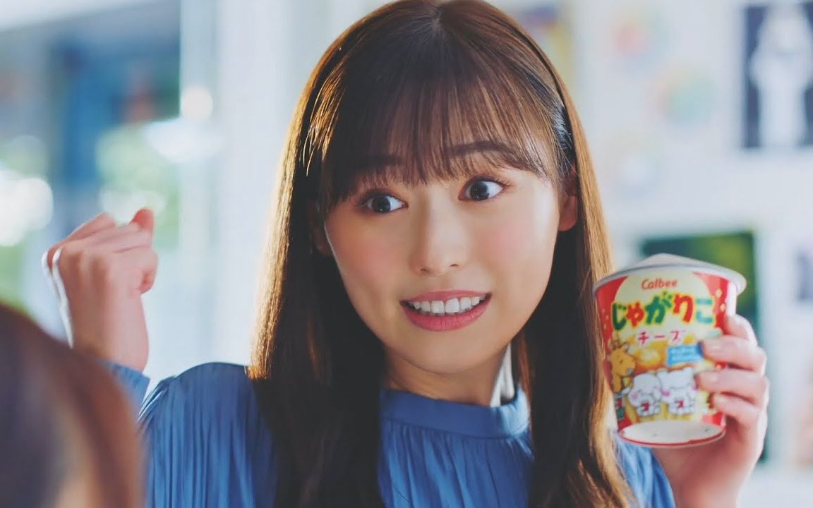 福原遥,キュートにパクッ! 「じゃがりこ,あげりこ!