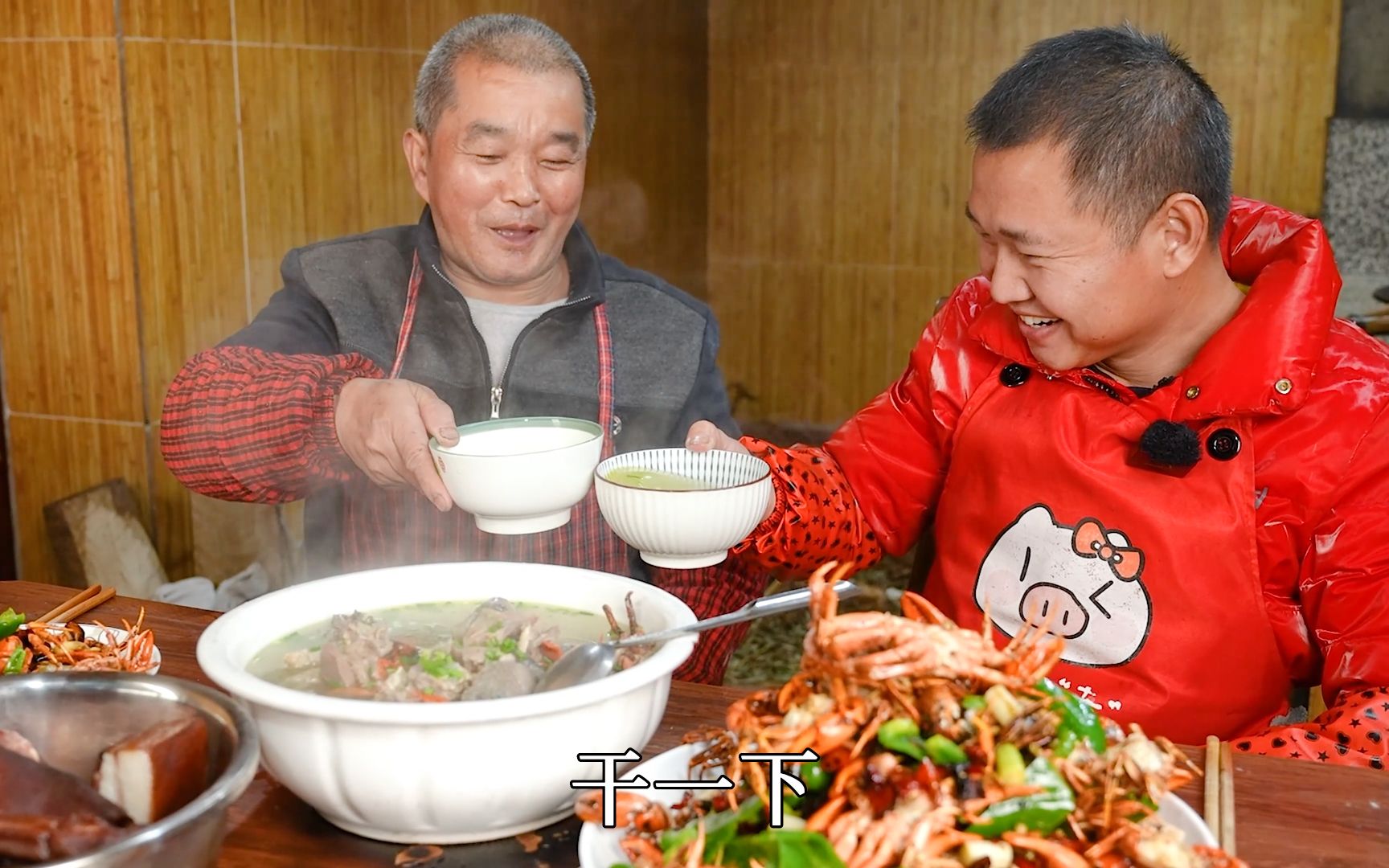 [图]幺舅深夜来访，还带10斤爬海，小伙做一蟹两吃，两郎舅吃到笑呵呵