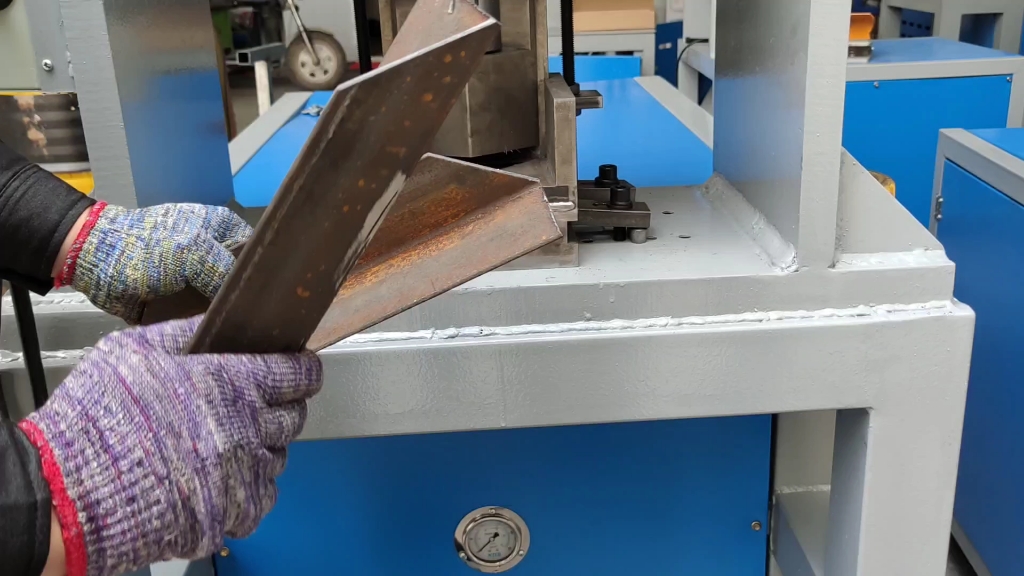 角铁切45度角的新方法! 用模具冲压优势在哪里大家看清楚了吗?