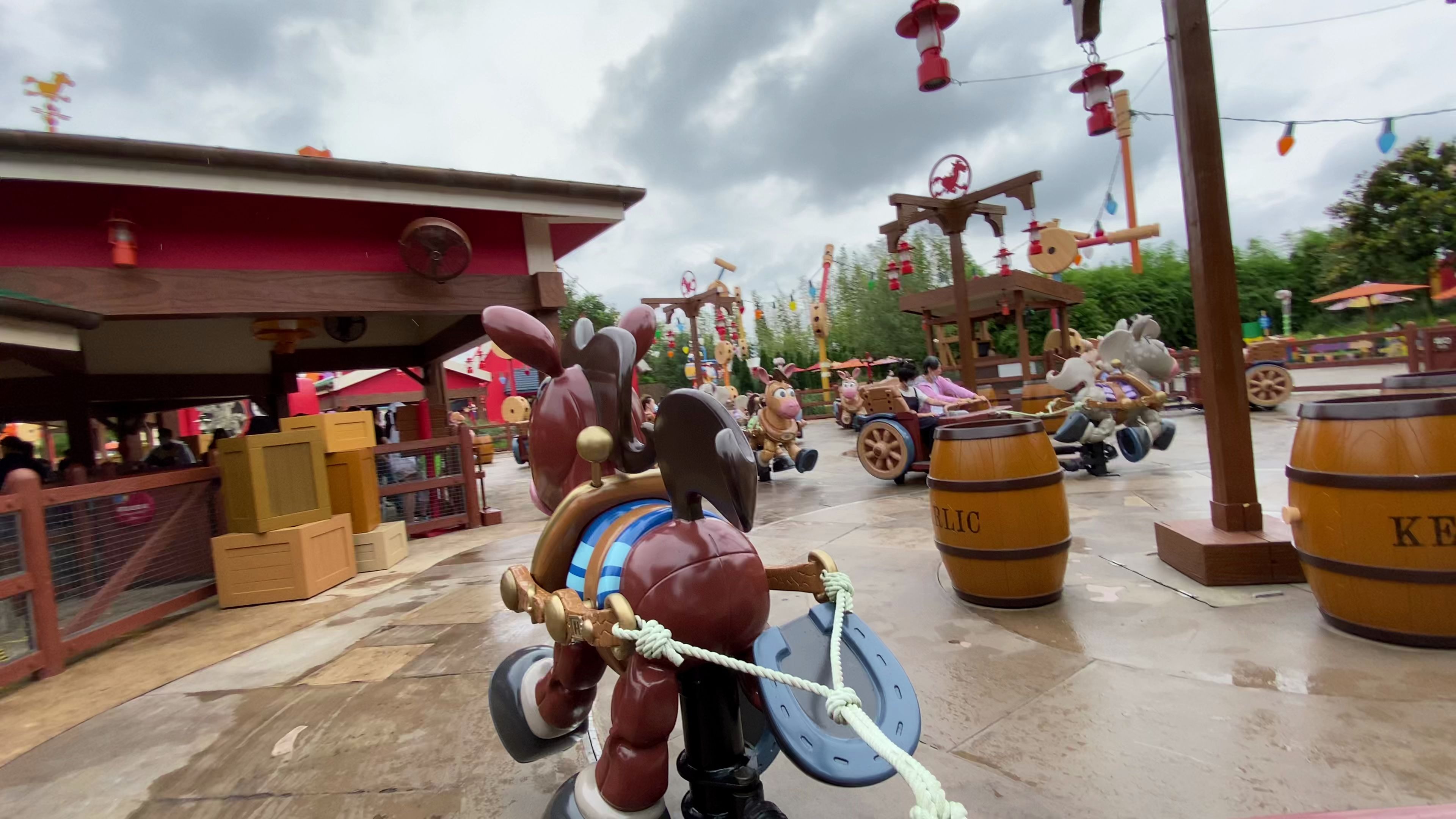 上海迪士尼胡迪牛仔嘉年华2020.07.02(这个甩的还挺刺激的)