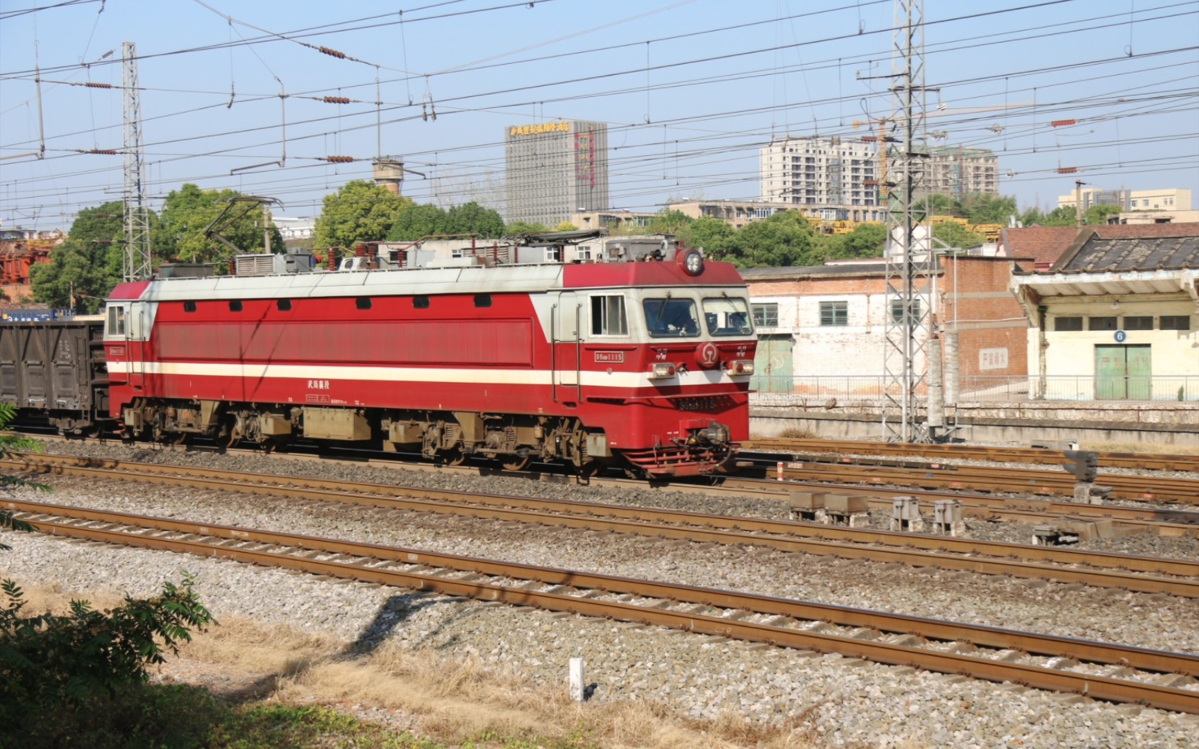 [中国铁路]武局襄段ss6b-1115牵引货列幺道通过荆门站去往荆门南方向