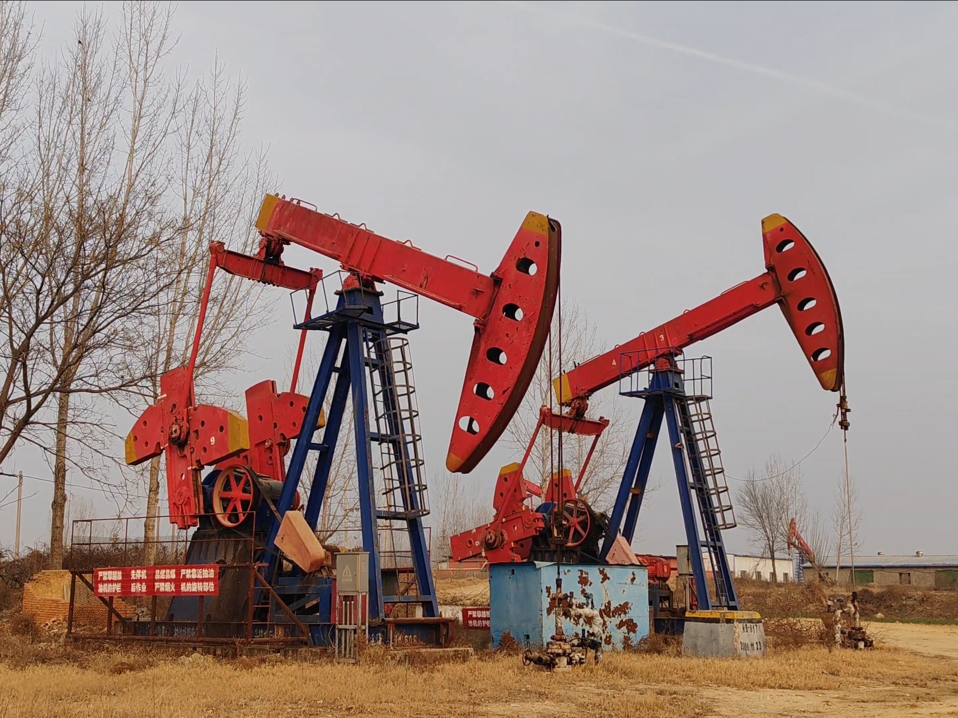 双河油田一组丛式井井组,这款式的游梁式抽油机在很多油田都有他的