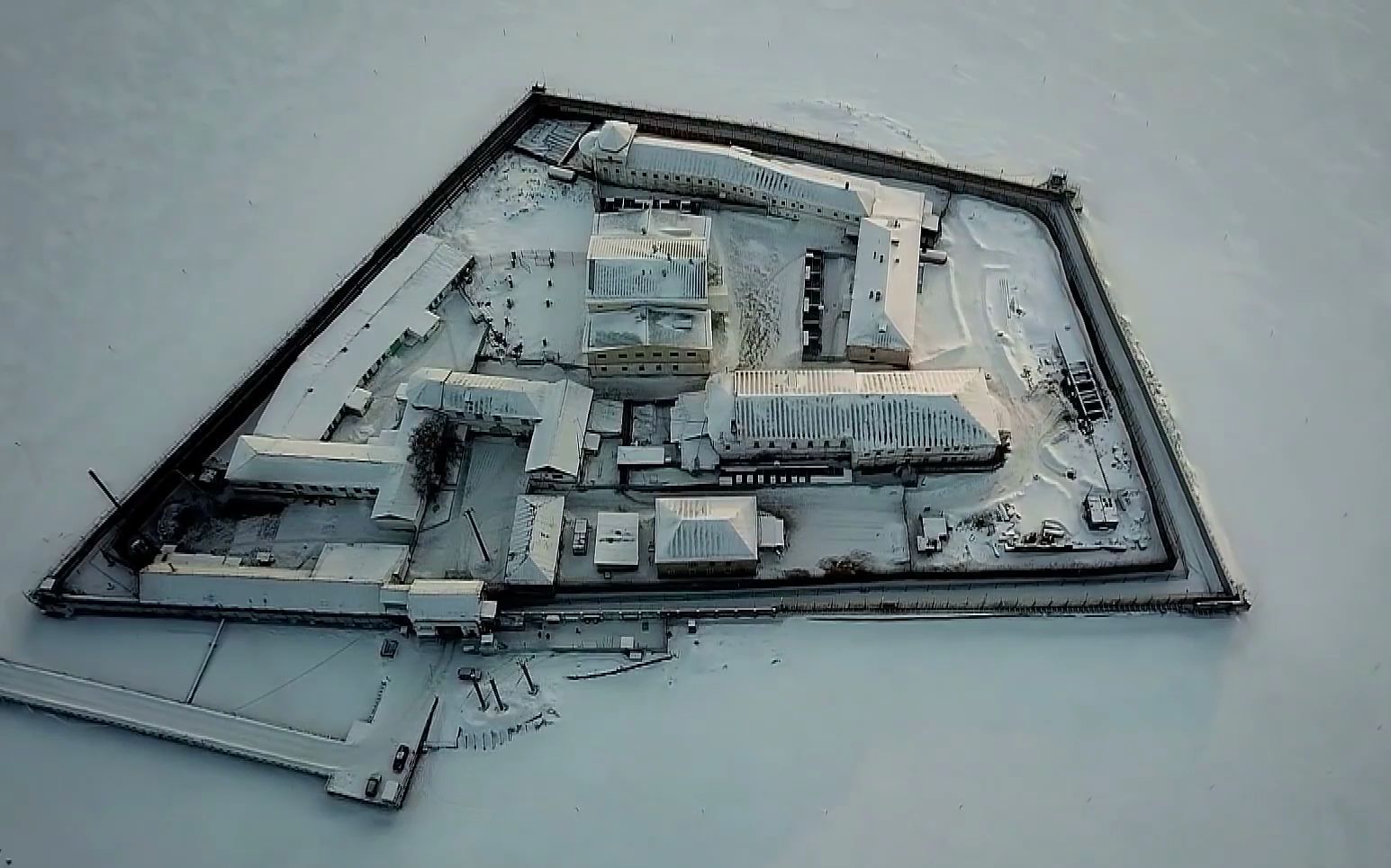 活动  最硬核的俄罗斯火岛监狱,罪犯宁愿被判死刑,也不愿待在里面