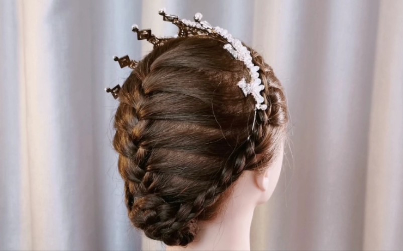戴皇冠公主发型扎法图片