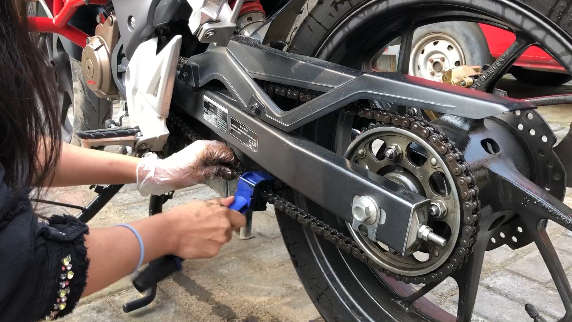 实拍女骑新手给摩托车保养刷洗链条gsx250r车主很羡慕cb190r的大撑