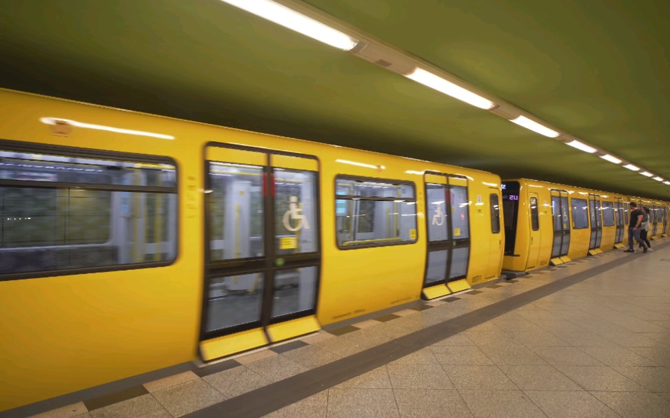 德国柏林地铁夜间从lichtenberg到samariterstra08e