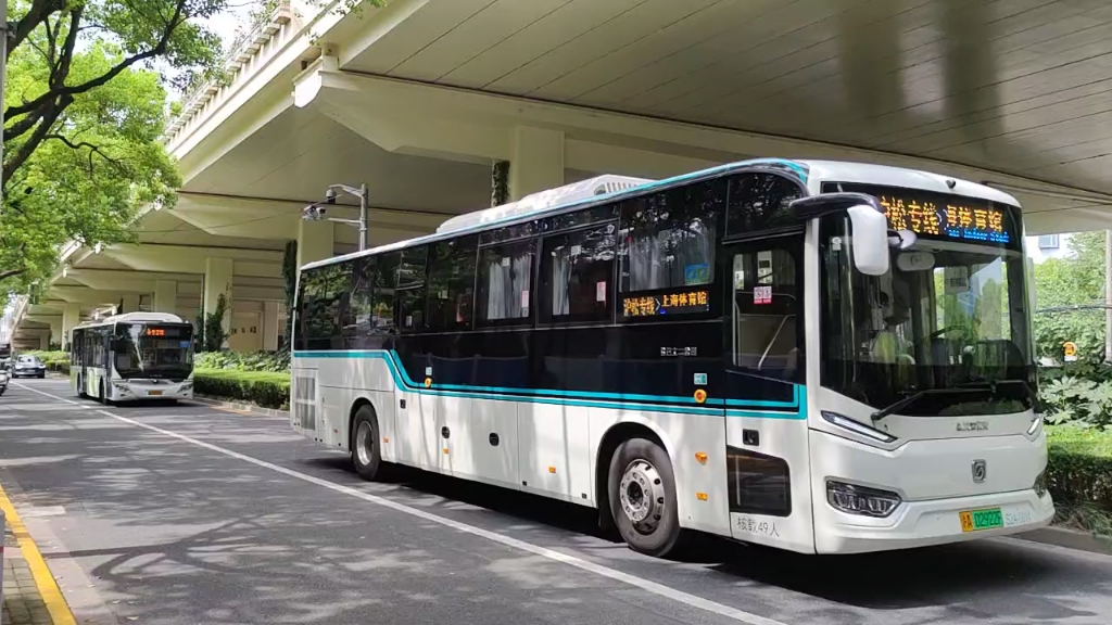 上海公交巴士二公司沪松专线s2a-0014运行(方向:上海体育馆)