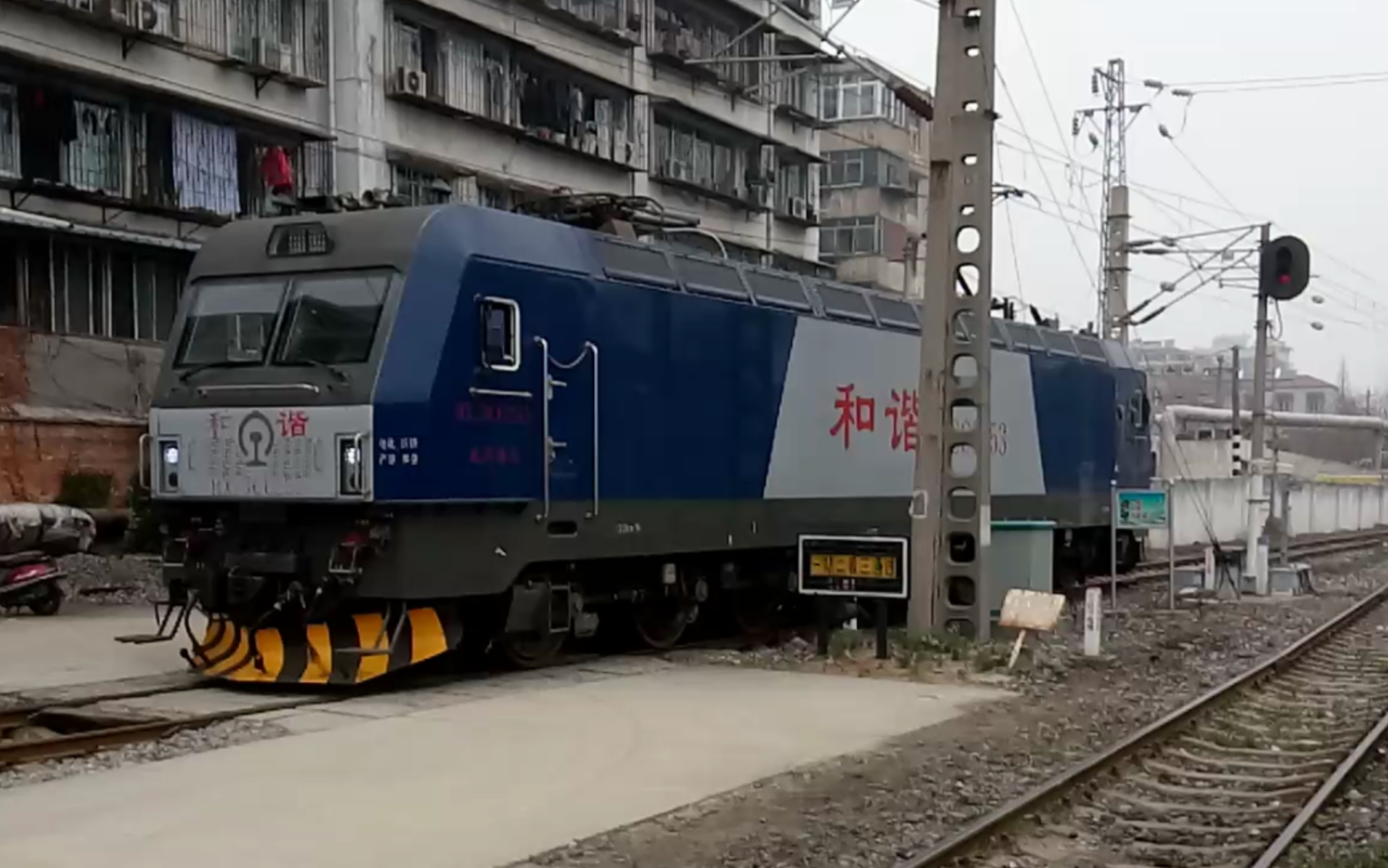 襄阳机务段(折返段)hxd3c到达机入库