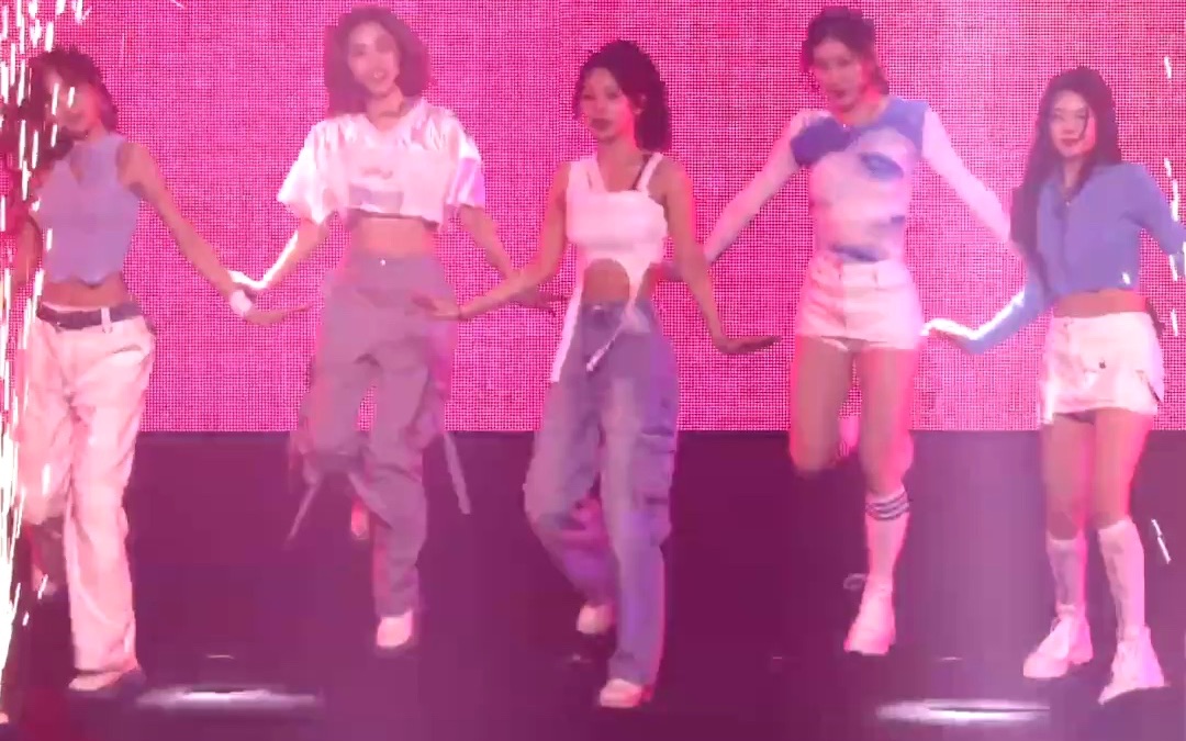 ITZY'Sneakers',韩国友利银行One the Stage活动舞台直拍230304.哔哩哔哩bilibili