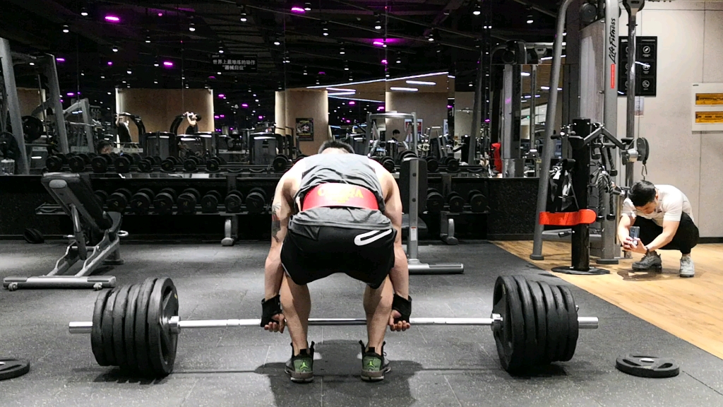 挺起腰板撑起个天